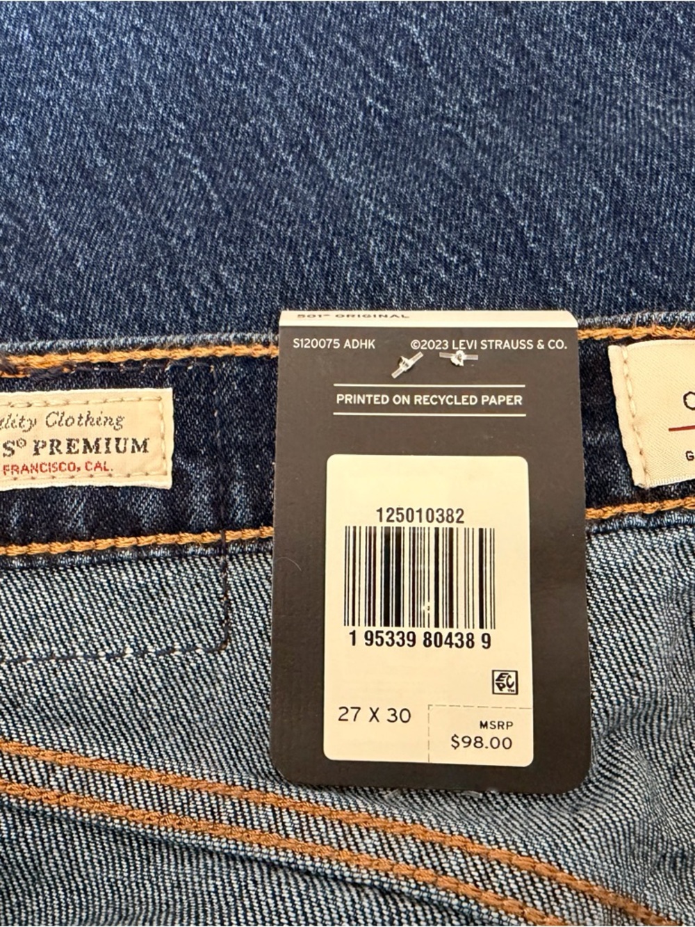 Levi's Women’s Straight Jeans in Dark Indigo with Tan Patch - Picture 4 of 5